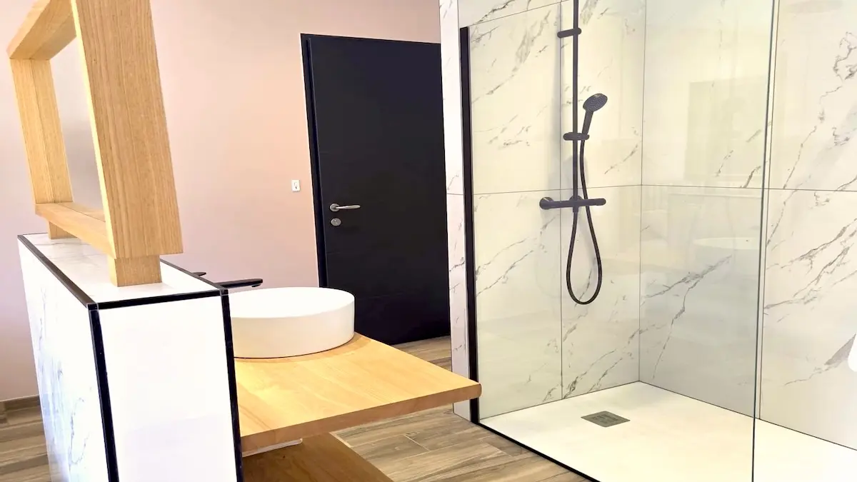 Chambre d'hotes -Maison Mahana-vue chambre rose