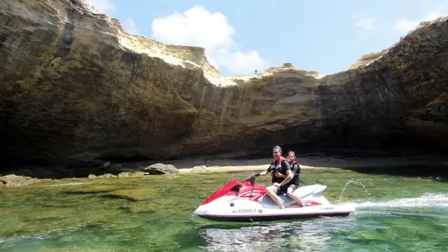 Location de jet ski et randonnées Extrême Sud Jet grotte orca