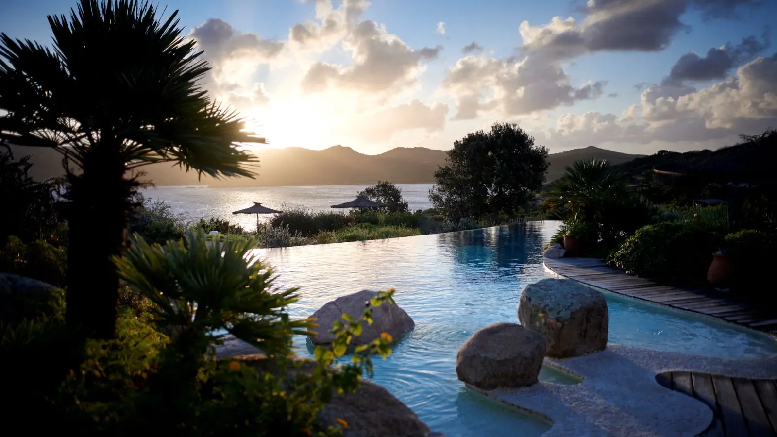 Piscine vue mer à l'Hôtel de luxe U Capu Biancu en Corse du Sud Bonifacio