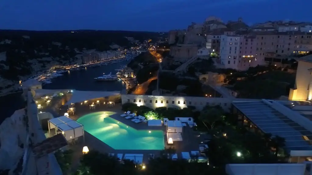 Restaurant-Genovese-citadelle-Bonifacio-piscine-Corse