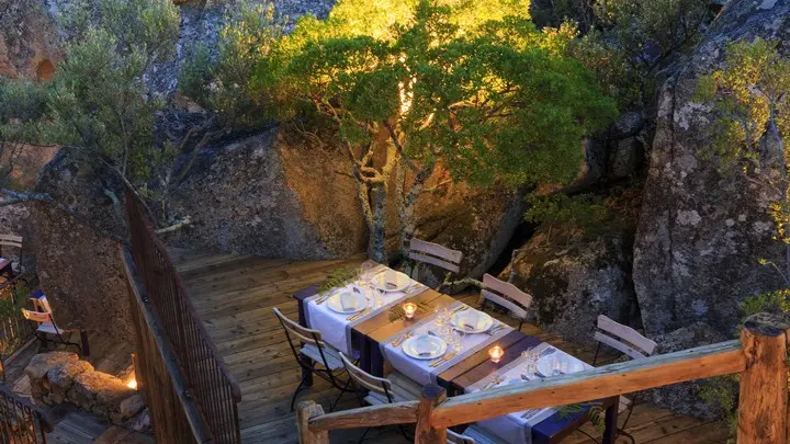 LA TABLE DE LA GROTTE