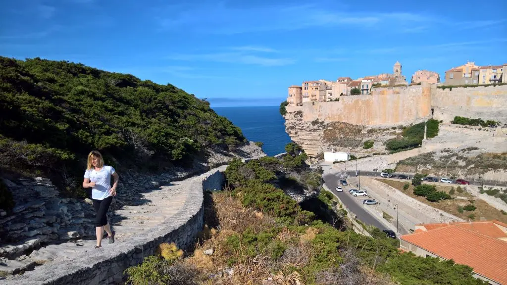 Sentier Campu Rumanilu citadelle en fond