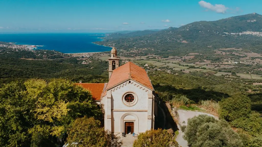 VIGGIANELLO, son église et son panorama sur le golfe du Valinco
