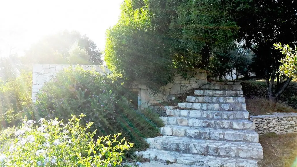 casamartini-location-gite-escalier_jardin-bonifacio