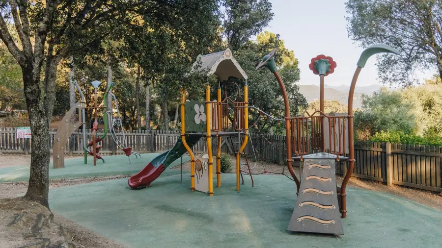 AIRE DE JEUX POUR ENFANTS