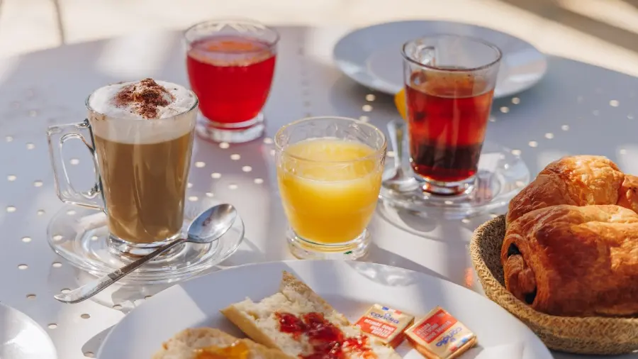 PETIT DEJEUNER LA PAILLOTE BAR RESTAURANT