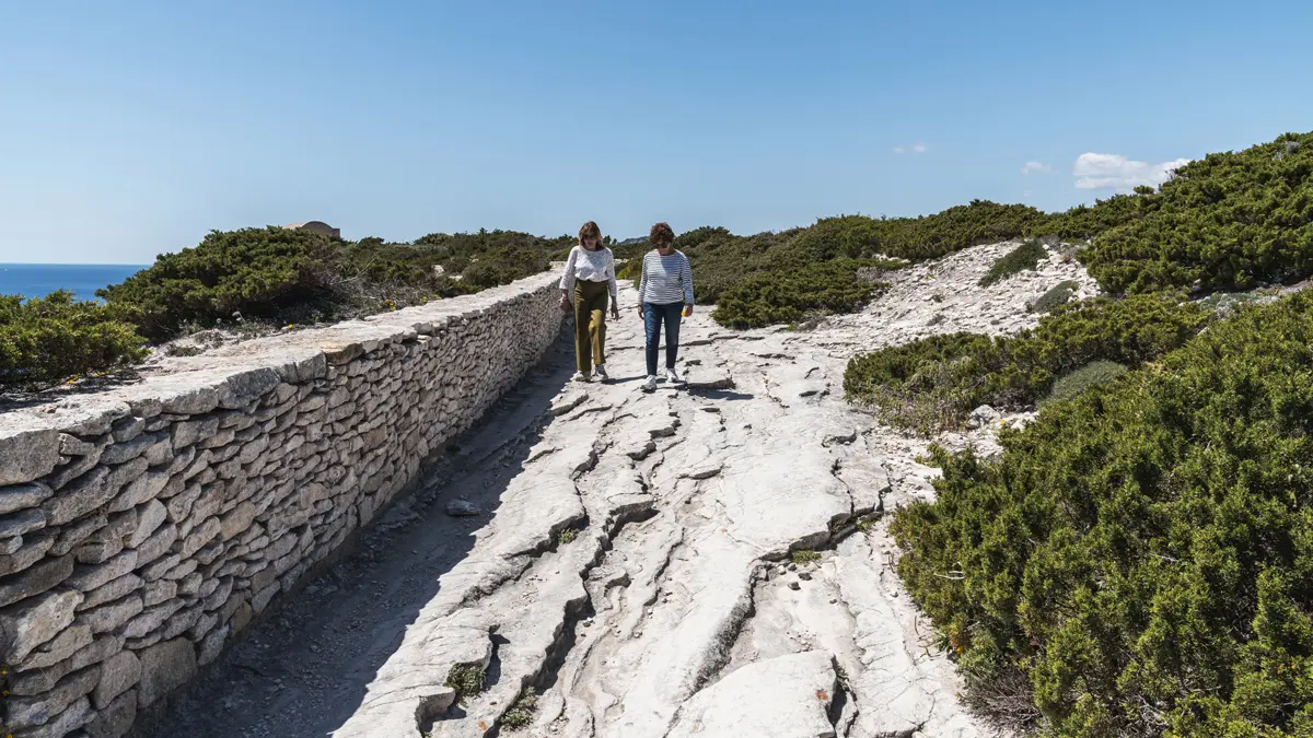 sentier campu rumanilu bonifacio femmes qui marchent