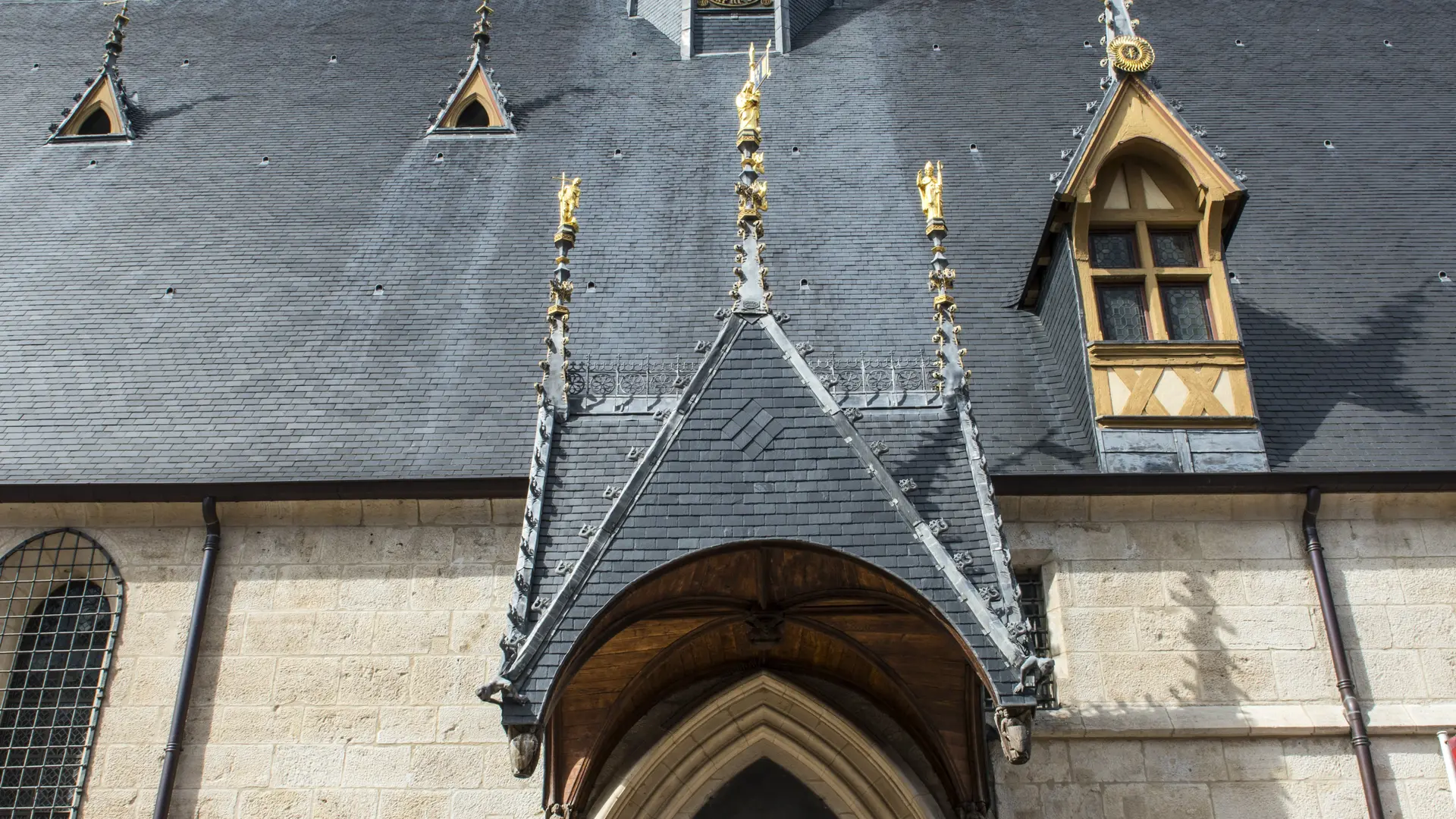 Façade entrée Hôtel-Dieu