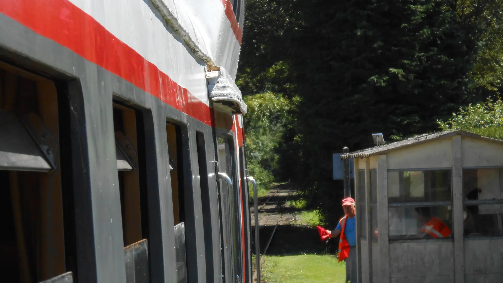 Train du passage à niveau 47 route de Charny