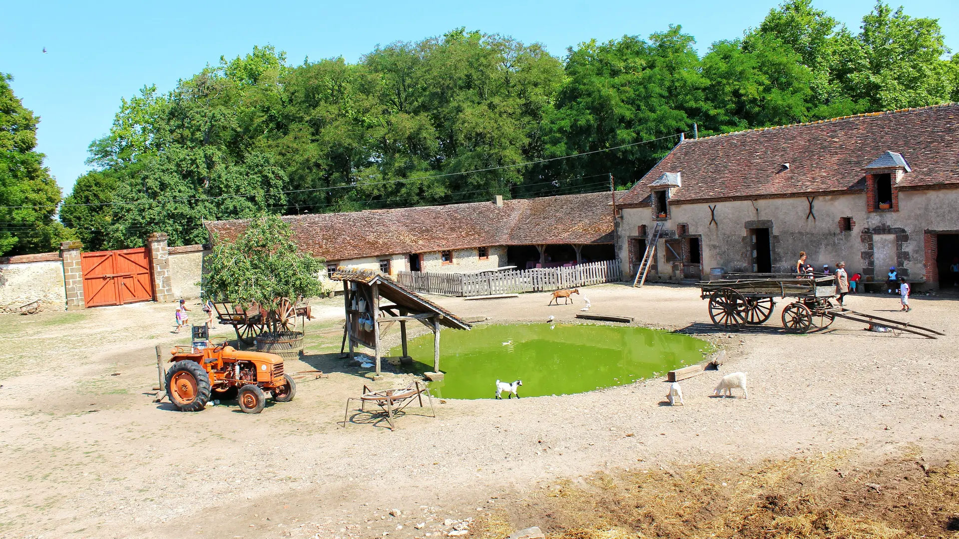 LA FERME DU CHÂTEAU-COUR