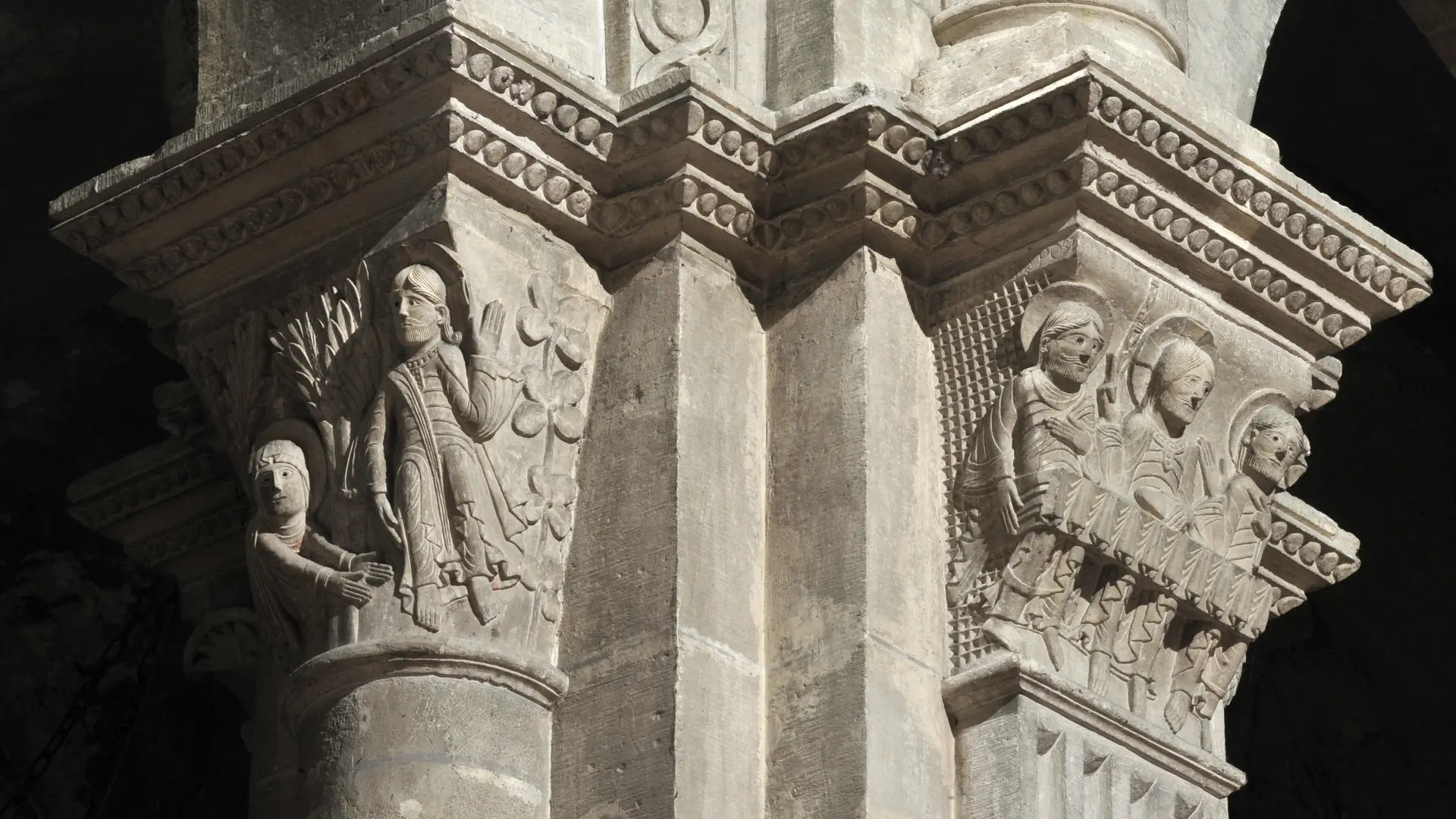Chapiteaux romans du choeur de la cathédrale Saint-Vincent