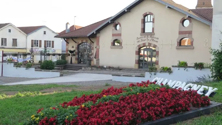 Maison de la négritude - extérieur fleuri