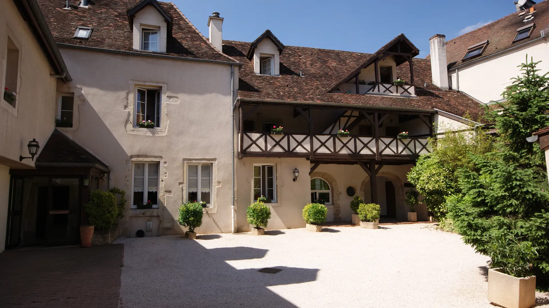 Cour intérieure mai 2011
