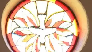 Vitrail de la colombe symbole de l'Esprit-Saint