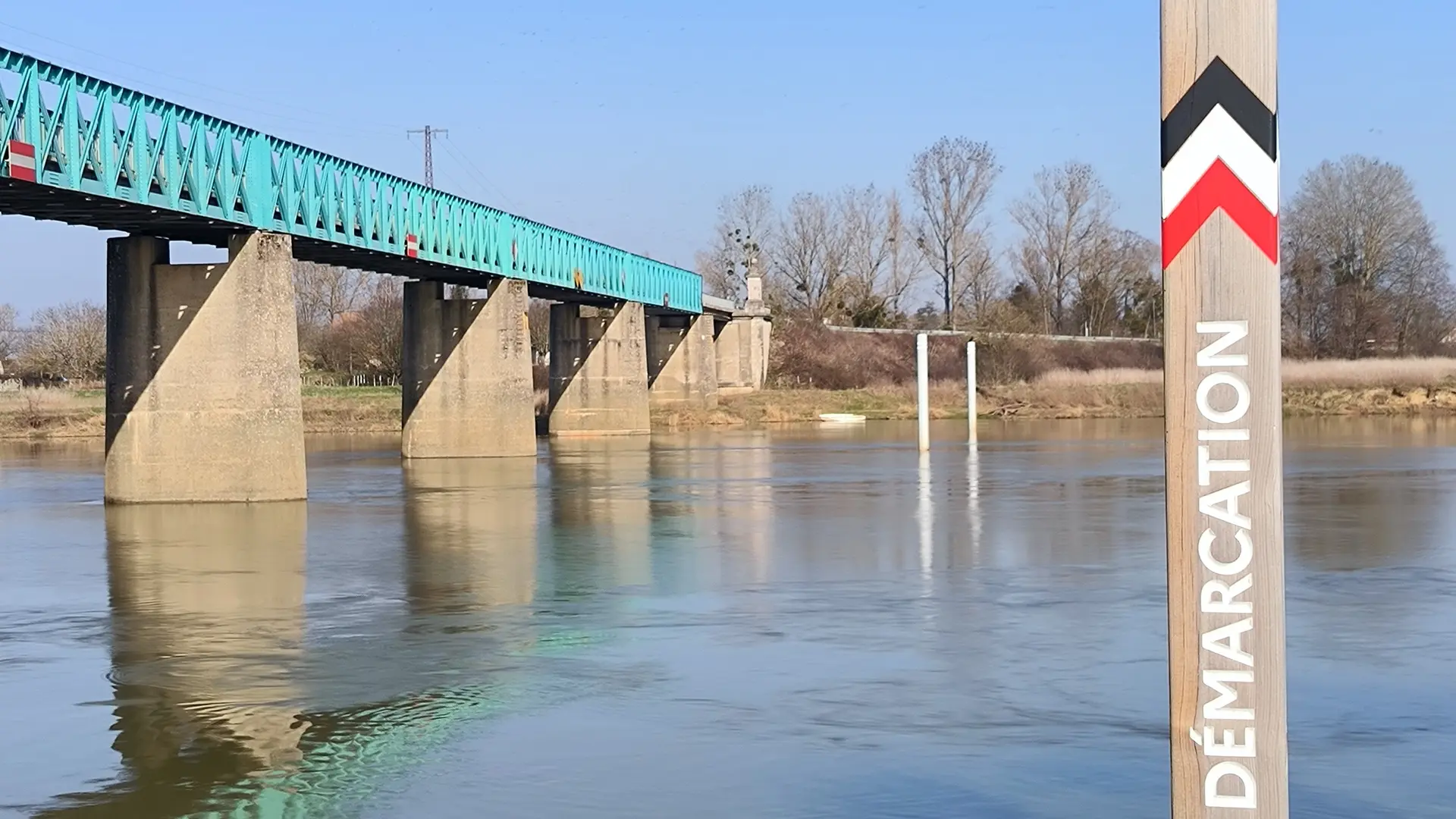 Poteau ligne de démarcation le long de la Saône à Gergy