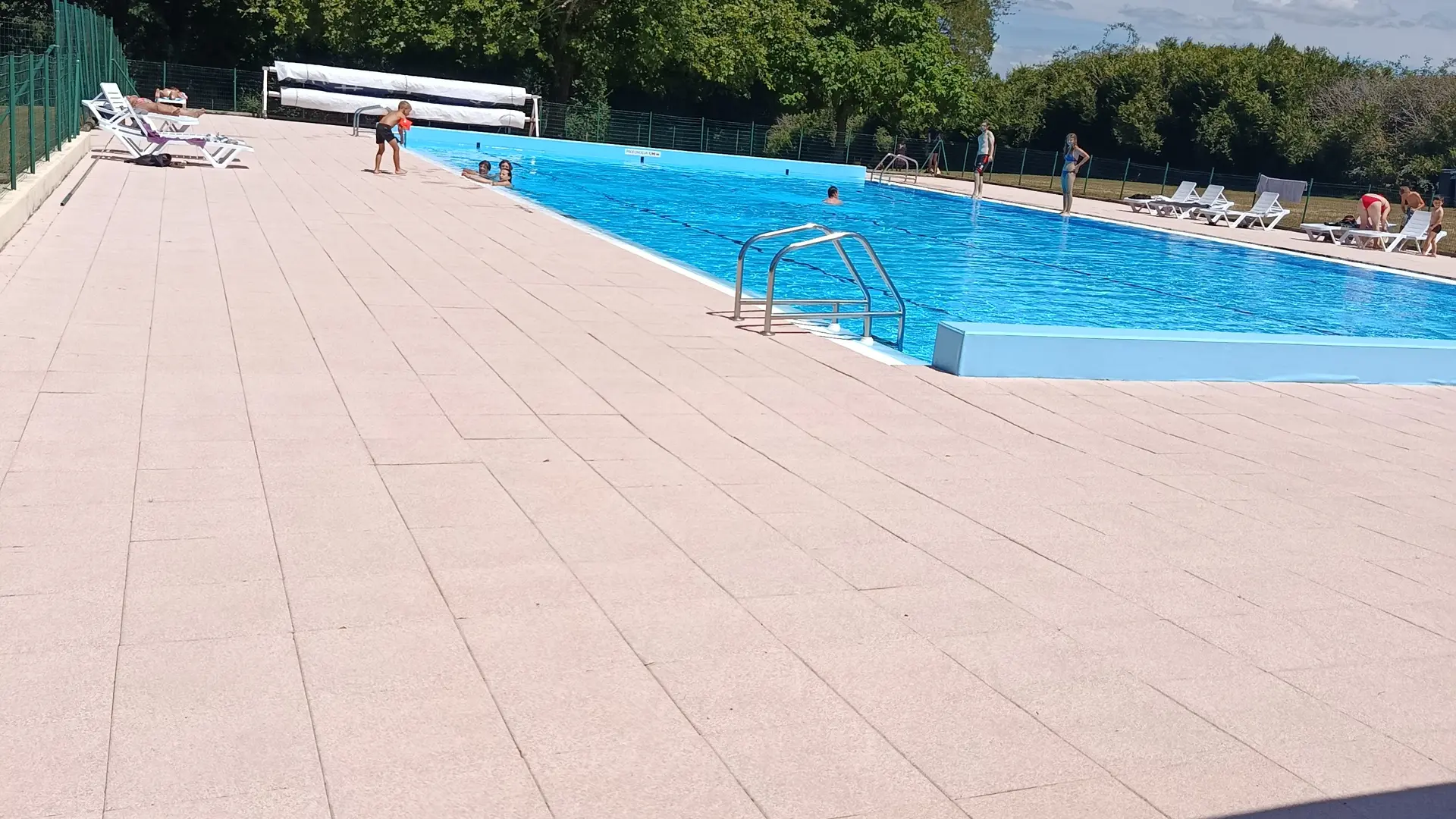 la piscine face au camping