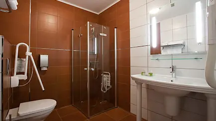 salle de bain accessible aux personnes à mobilité réduite
