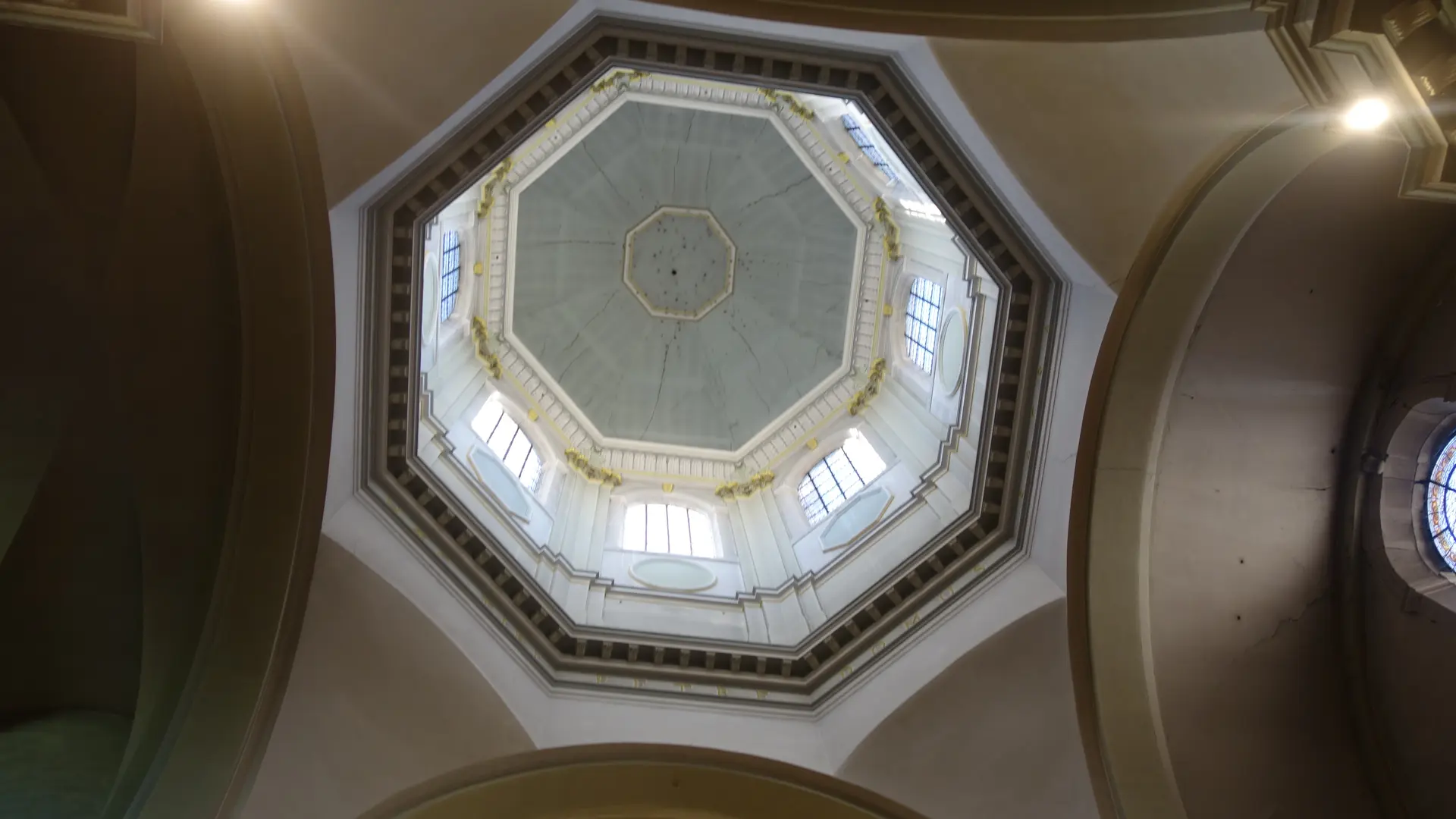 Coupole octogonale baroque (1700) de l'église Saint-Pierre