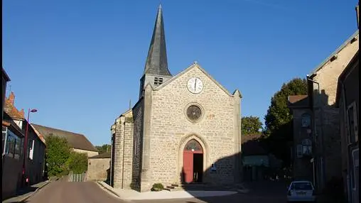 Façade d'entrée de l'église de Dennevy