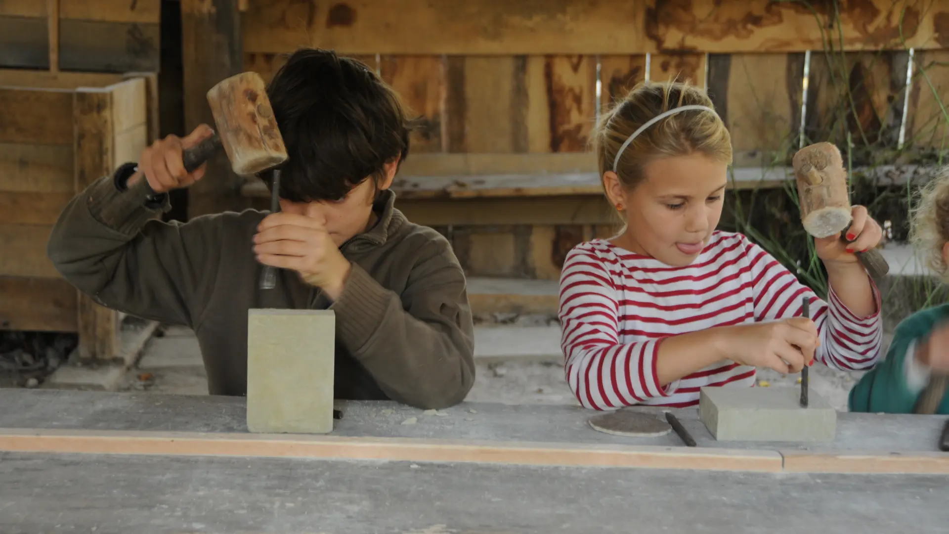 Un atelier d'initiation à la taille de pierre à Guédelon