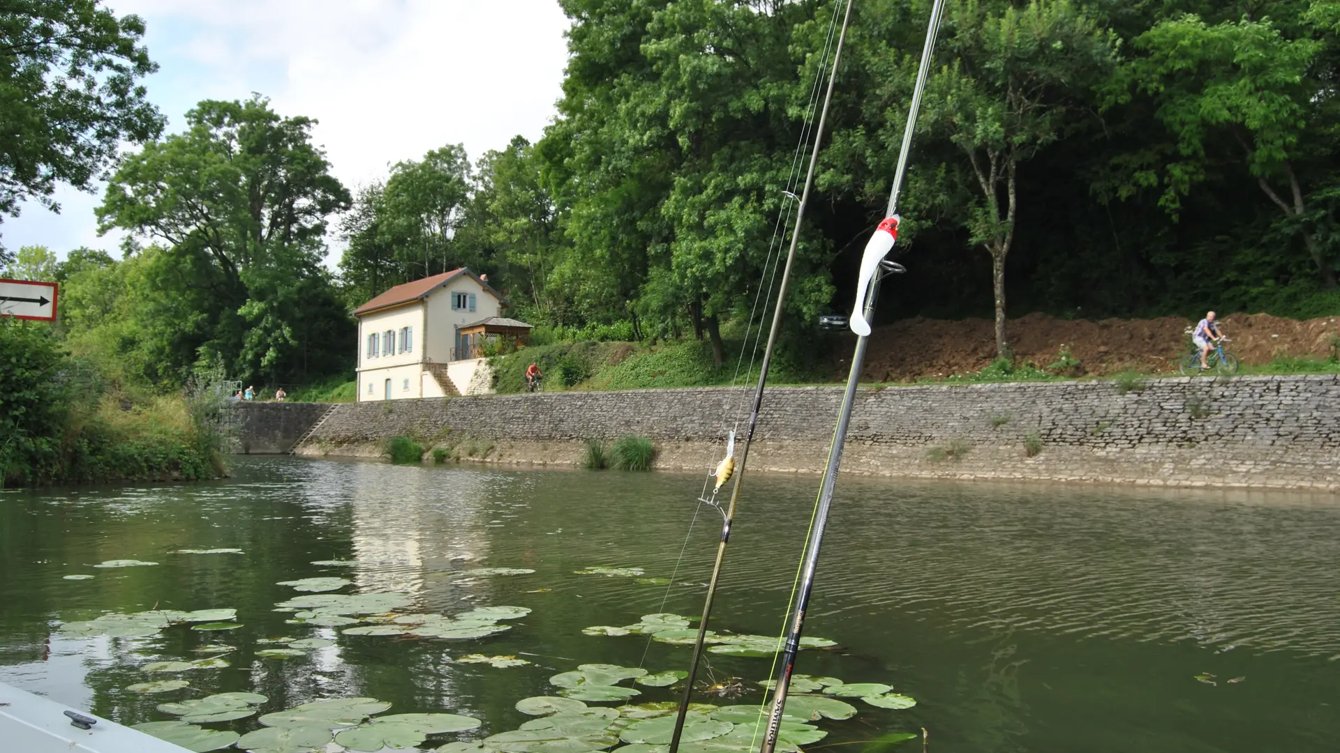 Au bord de la rivière