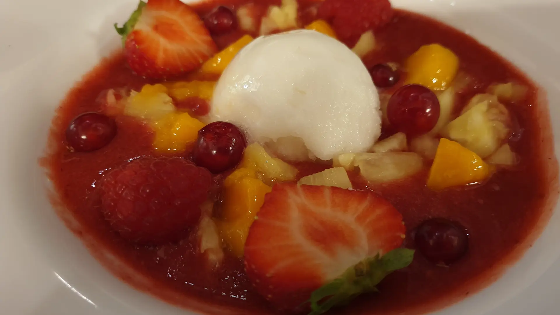 Soupe de fruits rouges et sorbet dessert du jour