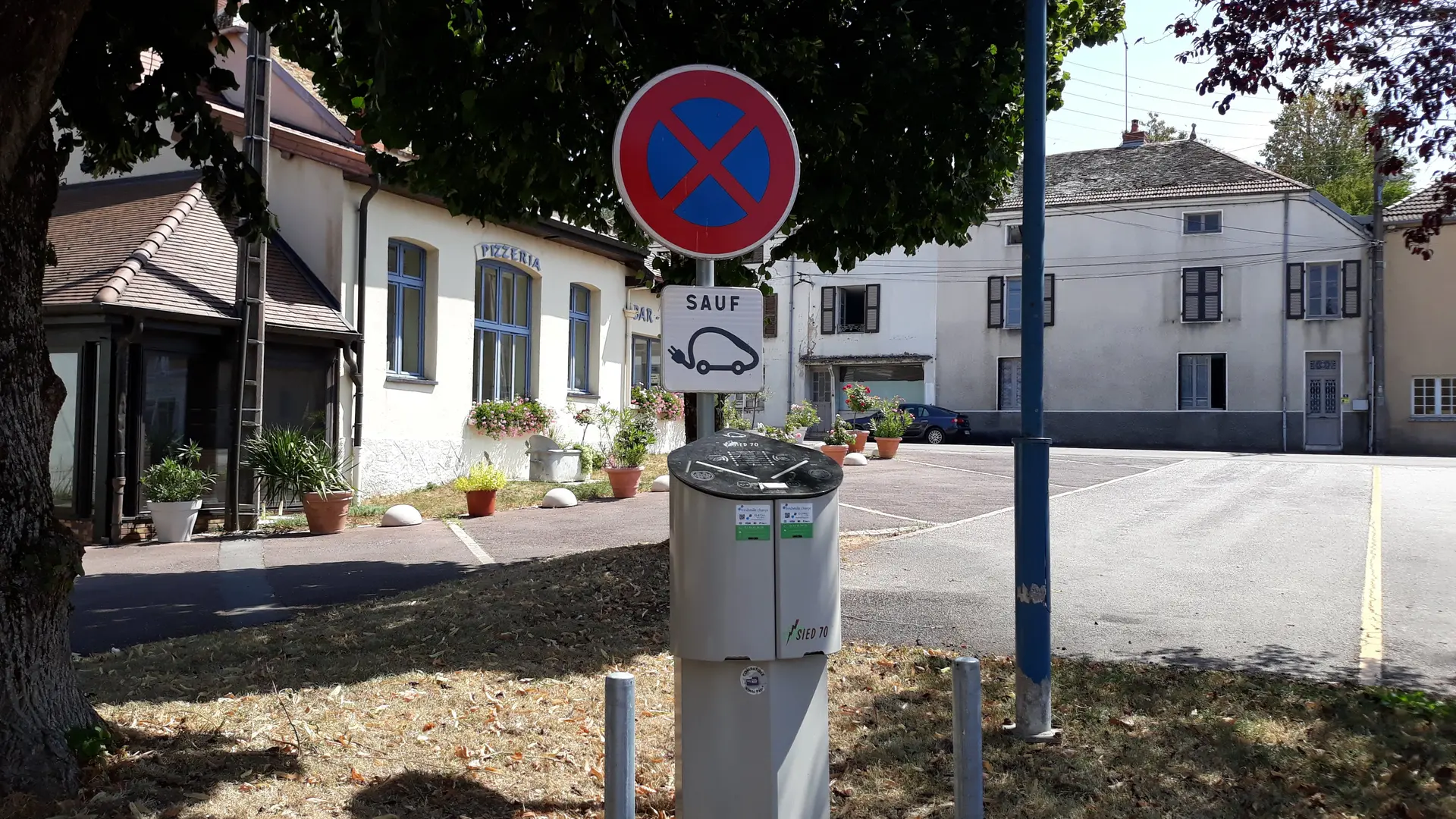 Borne recharge électrique place Gy