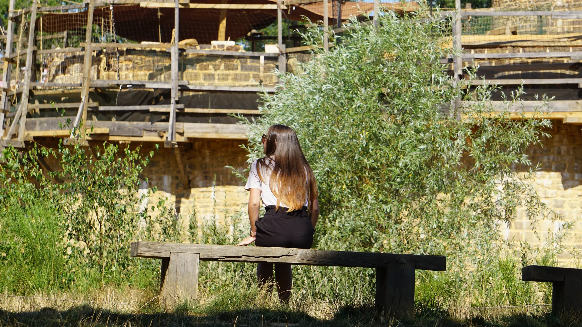 Une visiteuse devant le château de Guédelon