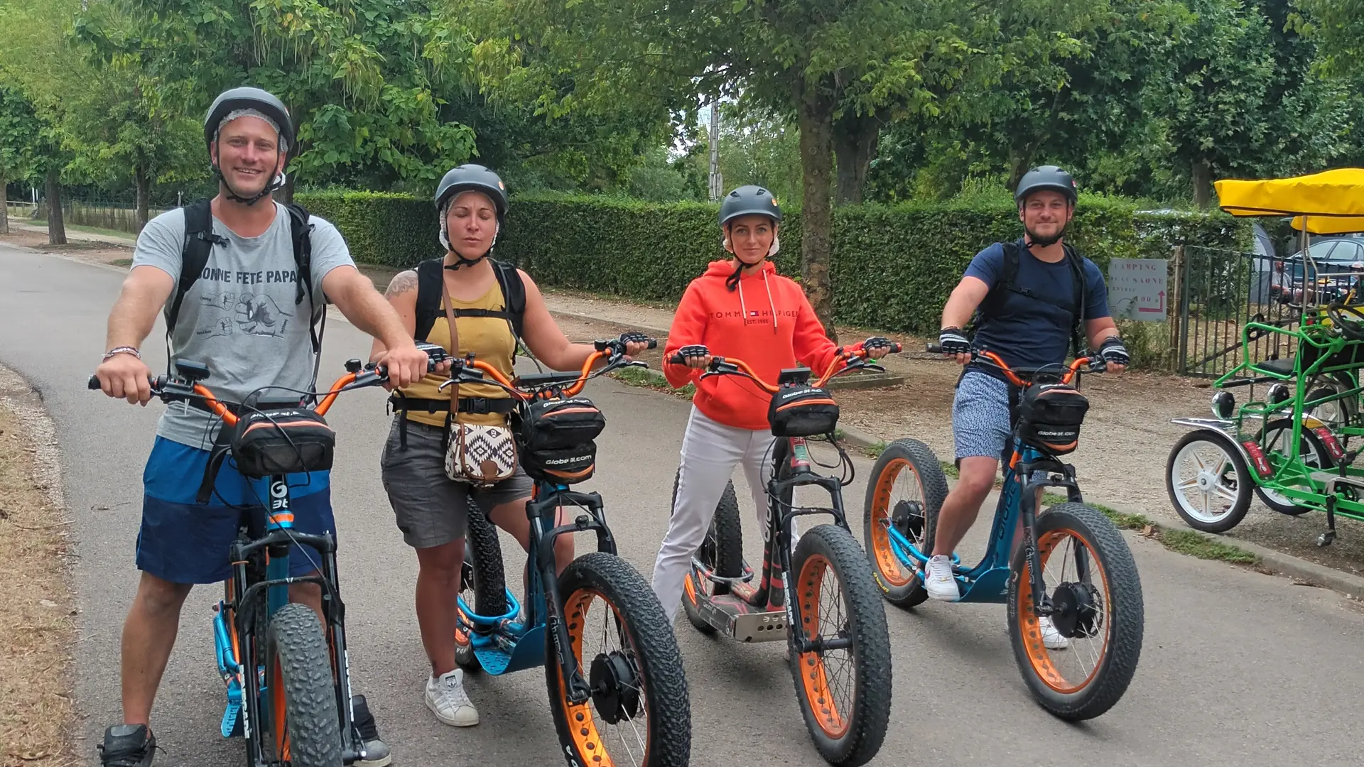 trottinette de cross électrique entre amis