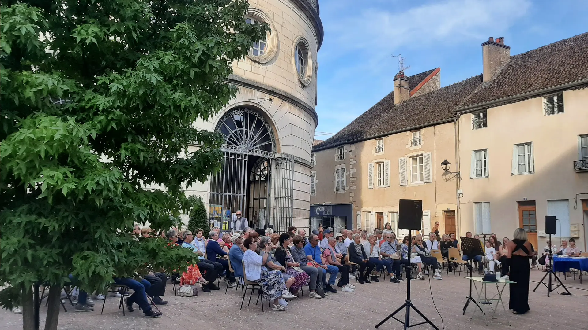 Fête de la musique sur le parvis de la Halle