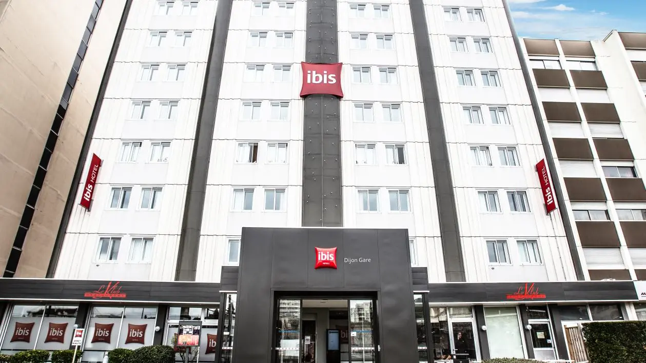 facade ibis gare