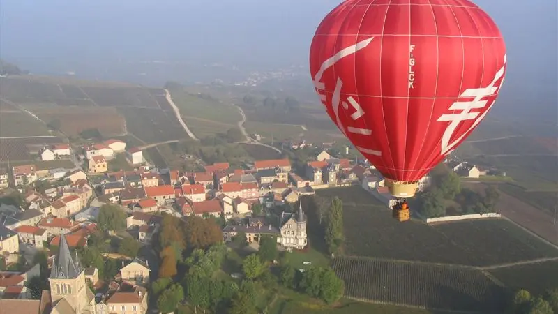Ballon vu de dessus au-dessus des vignes