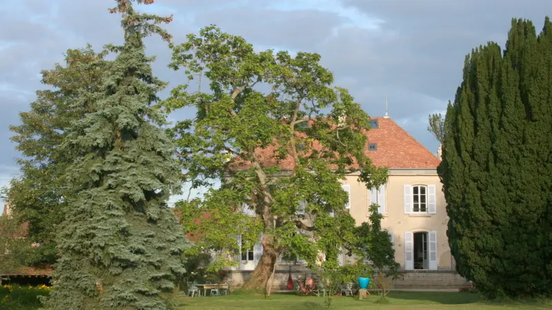 La maison vue du jardin