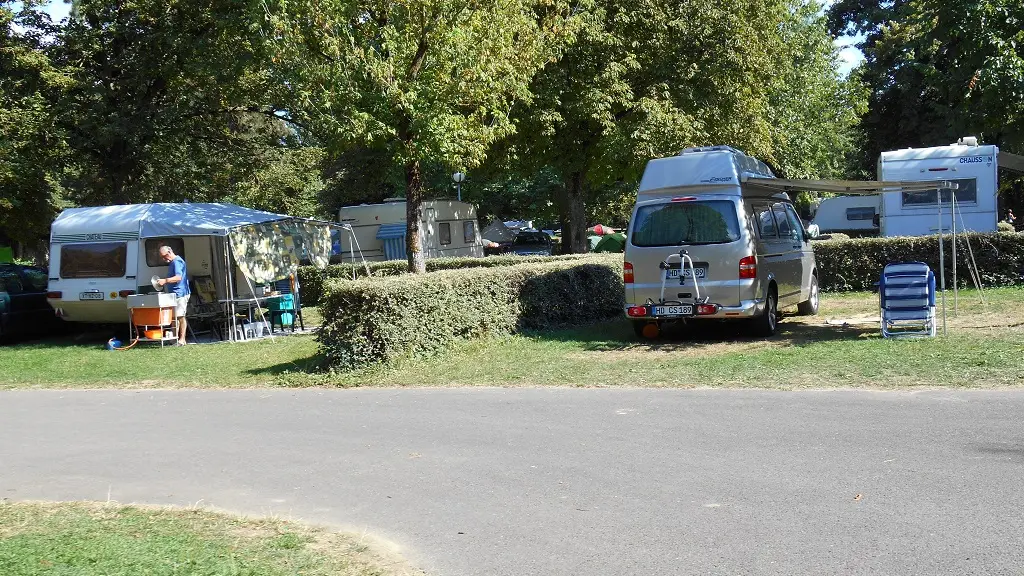 emplacements ombragés du camping du lac Kir