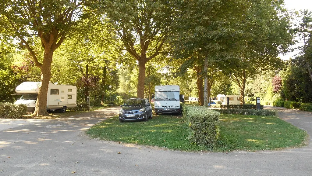 emplacement avec de l'ombre au camping du lac Kir Dijon