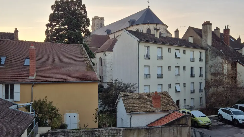 3 vue cathédrale depuis fenêtres chambre 2 et cuisine