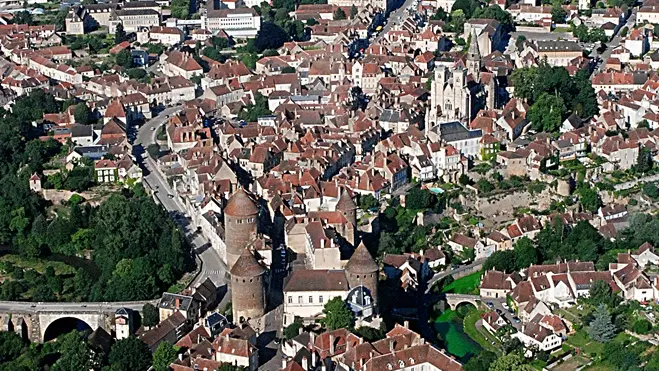 vue aérienne de la cité médiévale semuroise
