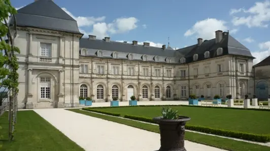 Château de Champlitte - Vue depuis les jardins à la française