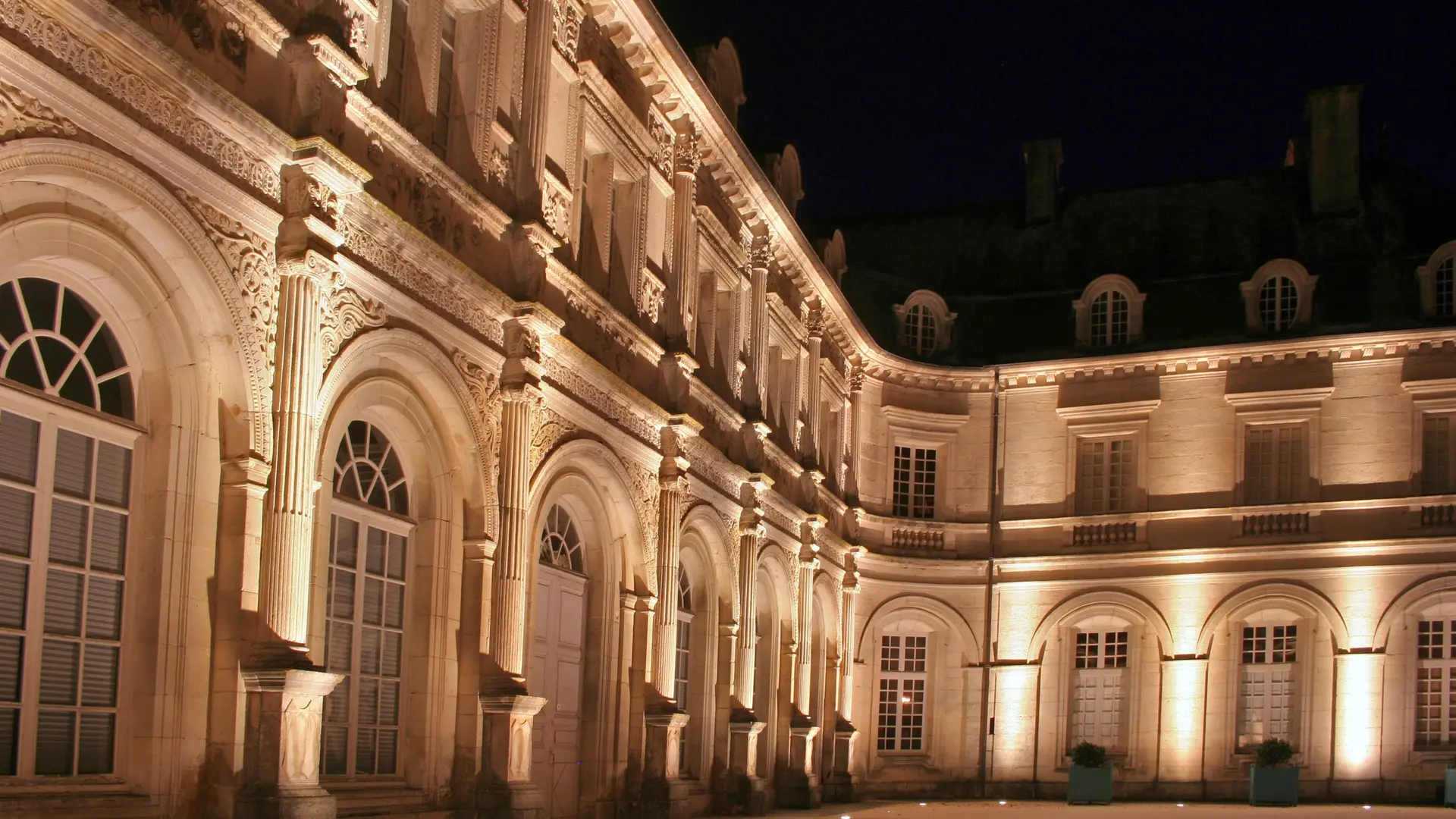 Château de Champlitte - Vue depuis les jardins à la française de nuit