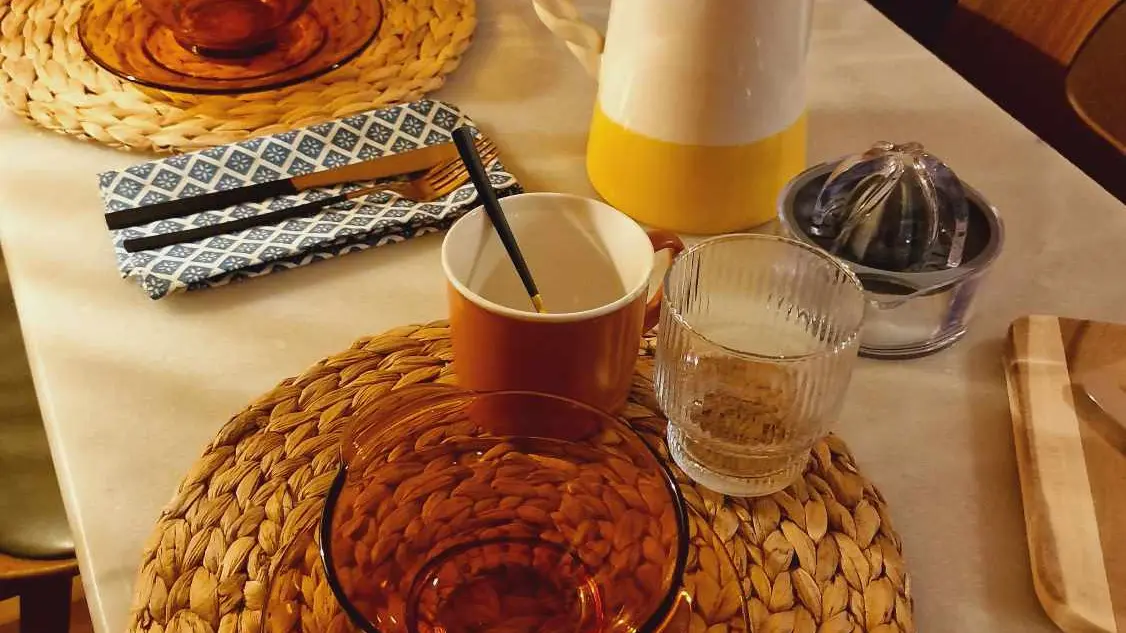 une jolie table pour le petit dejeuner