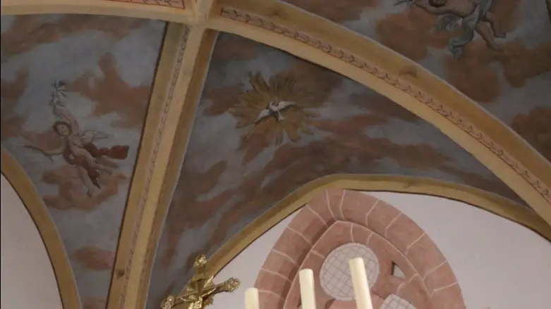 Eglise de Touches peinture plafond (colombe-symbole de l'Esprit-Saint et angelots)