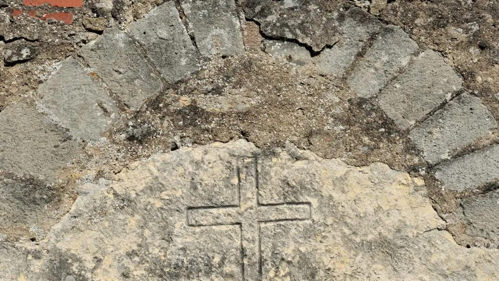 Chamilly Tympan orné d'une croix