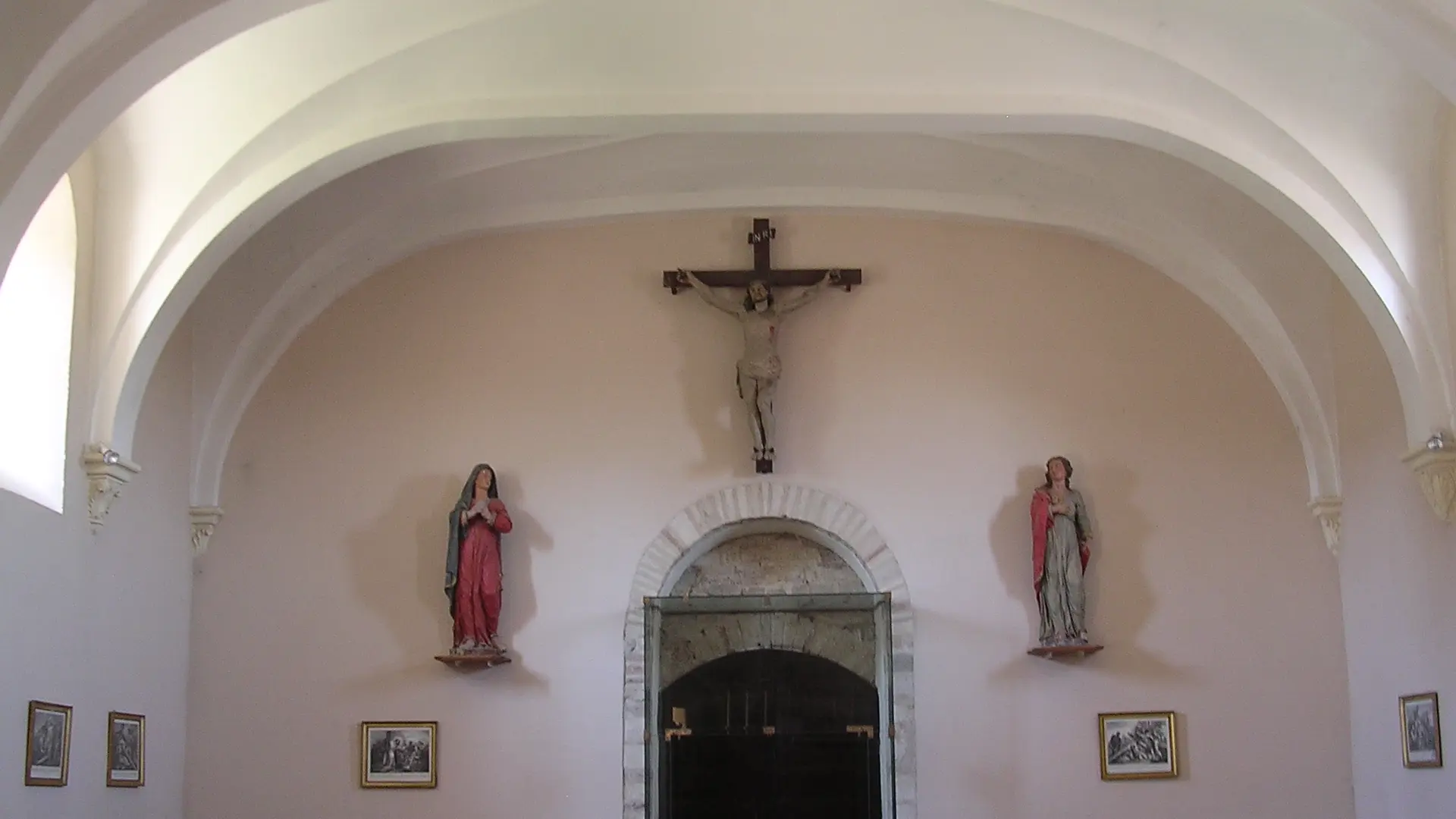 Mellecey Christ en croix entouré des statues de la Vierge et de saint Jean