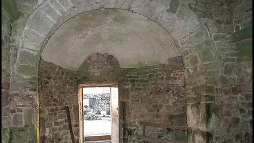 Porte d'entrée pratiquée dans le chevet