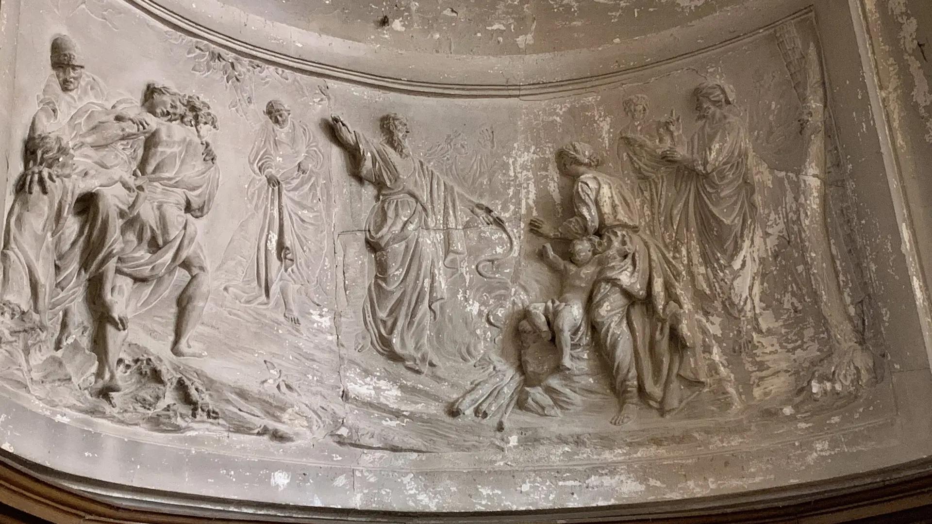 Saint Paul et le miracle de la vipère à l’île de Malte. (Actes 28, 1-6). Haut relief en stuc de G. Boichot, 18e s.