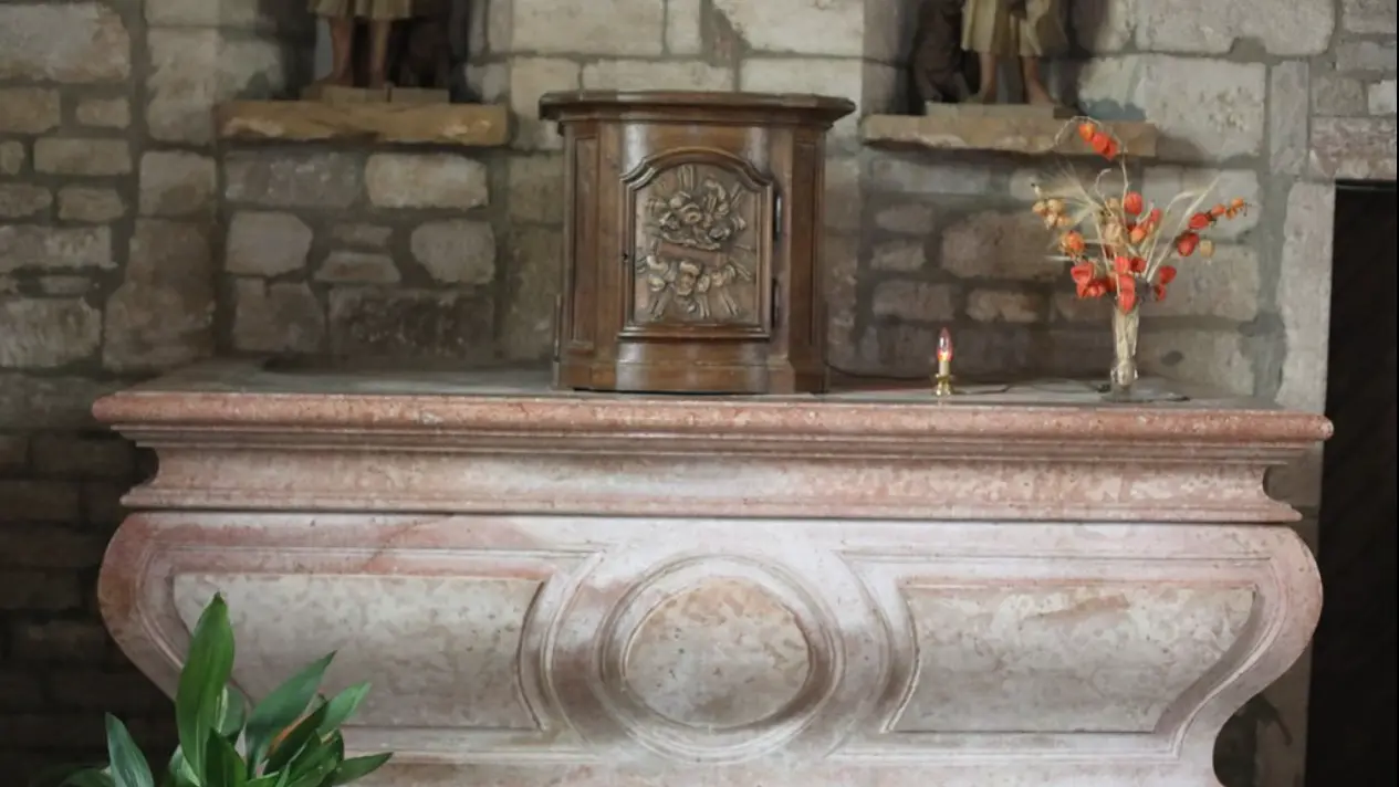 Maître-autel en marbre rose et tabernacle