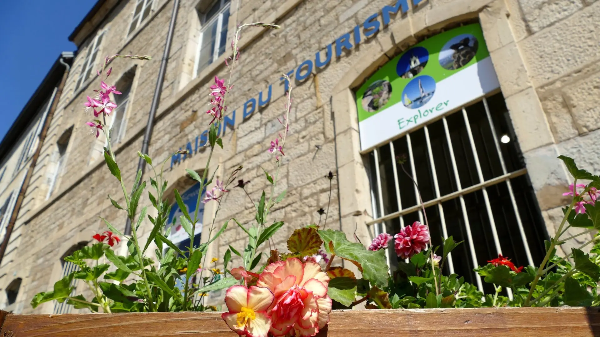 Maison tu Tourisme - extérieur fleurs