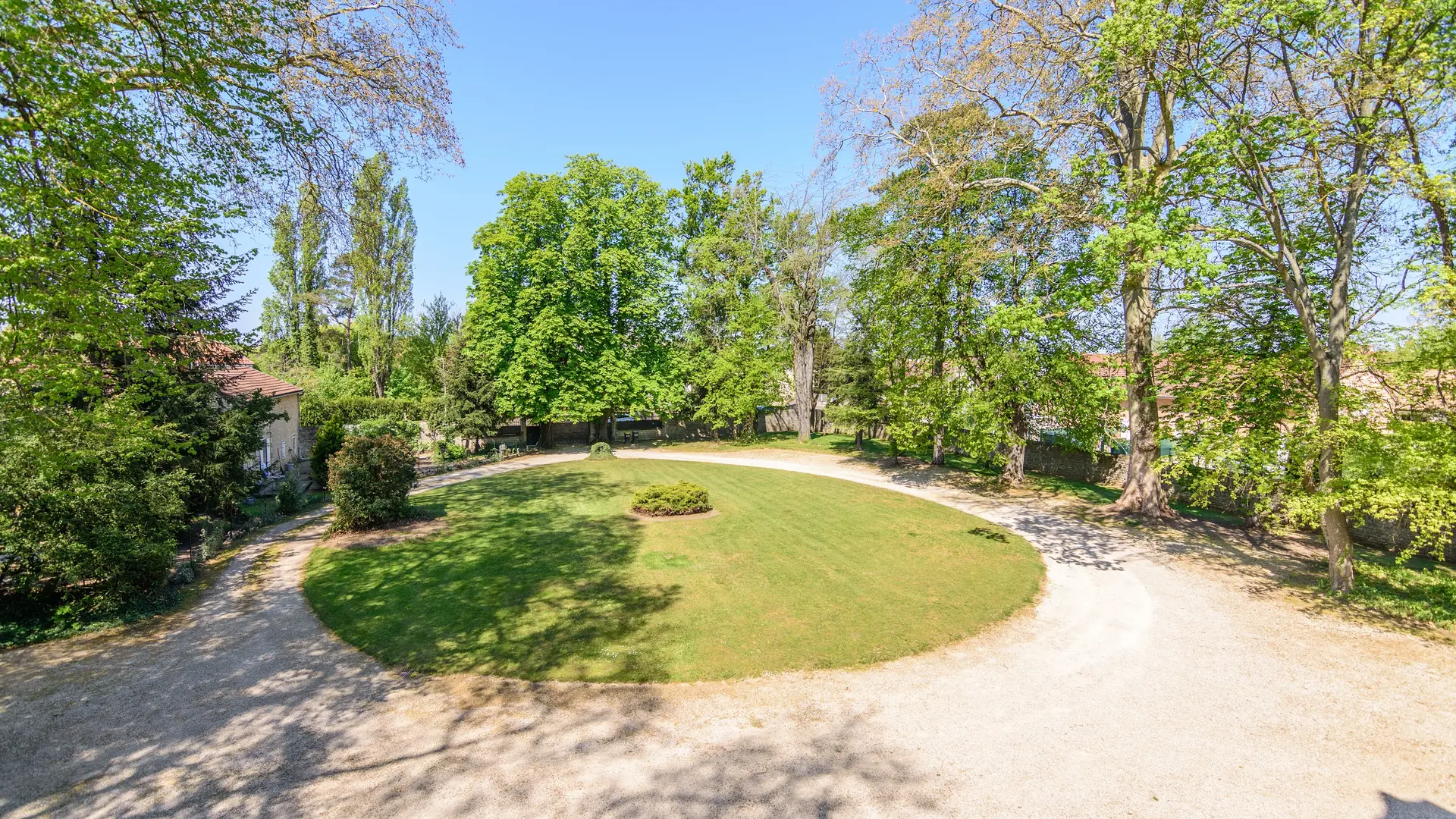 PARC CHATEAU DE LA VILLENEUVE 71380 SAINT MARCEL
