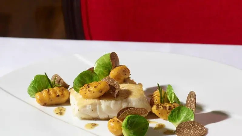 Le Carmin Beaune - Blanc de bar, gnocchi de potimarron, effeuillée de choux de Bruxelles et truffe de Bourgogne