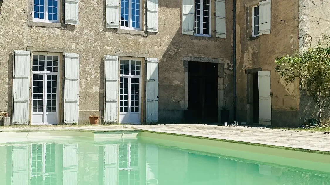 Cour intérieure du Château de Gevigney et piscine extérieure